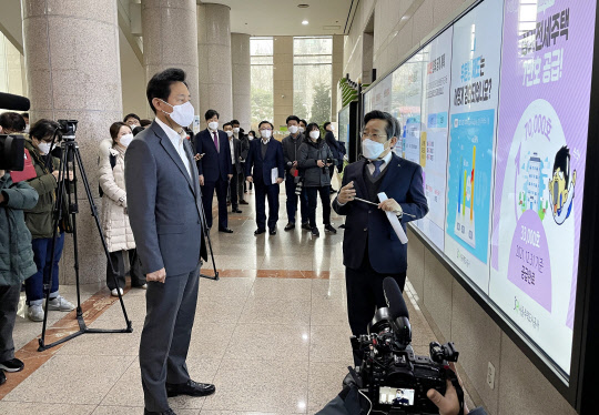 김헌동 SH 사장이 17일 업무보고를 위해 SH 본사에 방문한 오세훈 서울시장에게 분양원가 관련 설명을 하고 있다. <사진=박은희 기자>